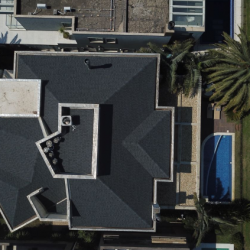 Visão de Novo Telhado com Telhas Shingle Instaladas